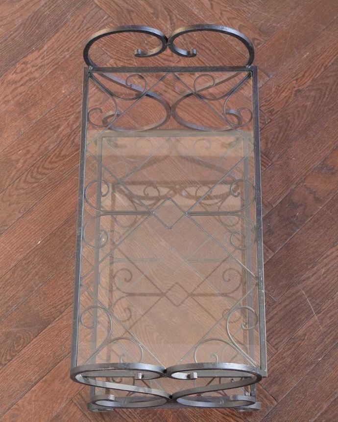 アンティークのテーブル　アンティーク家具　フランスのアンティーク家具、ガラス×アイアンの素敵なサイドテーブル。上から見るとこんな感じ。(k-3993-z)