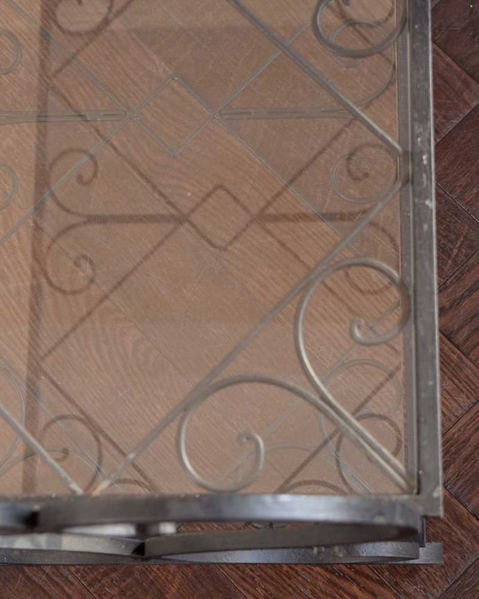 アンティークのテーブル　アンティーク家具　フランスのアンティーク家具、ガラス×アイアンの素敵なサイドテーブル。気軽に使える便利なガラス天板天板がガラスだから、サッと拭くだけなので使いやすいです。(k-3993-z)