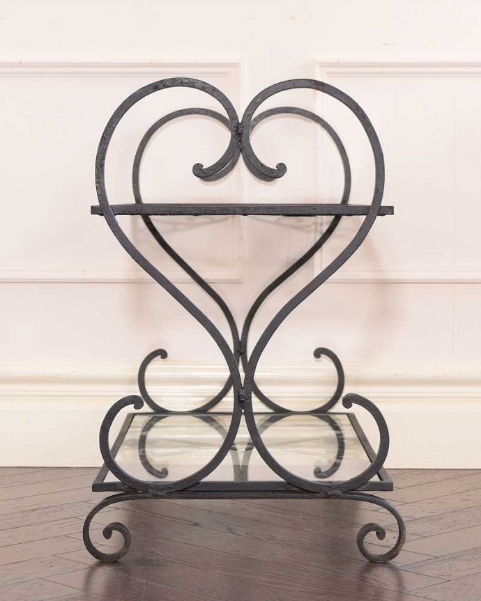 アンティークのテーブル　アンティーク家具　フランスのアンティーク家具、ガラス×アイアンの素敵なサイドテーブル。横から見るとよく分かります曲線のラインを横から見てみると、こんな感じに見えます。(k-3993-z)