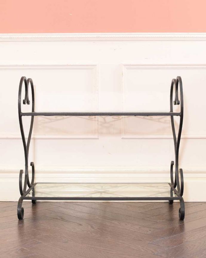 アンティークのテーブル　アンティーク家具　フランスのアンティーク家具、ガラス×アイアンの素敵なサイドテーブル。後ろから見ると・・・もちろん新品ではないので経年変化によるキズはありますが、専門の職人が修復したのでキレイです。(k-3993-z)