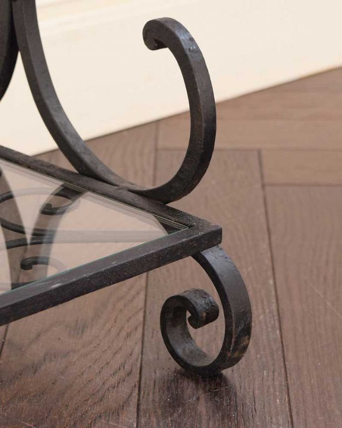 アンティークのテーブル　アンティーク家具　フランスのアンティーク家具、ガラス×アイアンの素敵なサイドテーブル。持ち上げなくても移動できます！Handleのアンティークは、脚の裏にフェルトキーパーをお付けしていますので、床を滑らせてれば移動が簡単です。(k-3993-z)