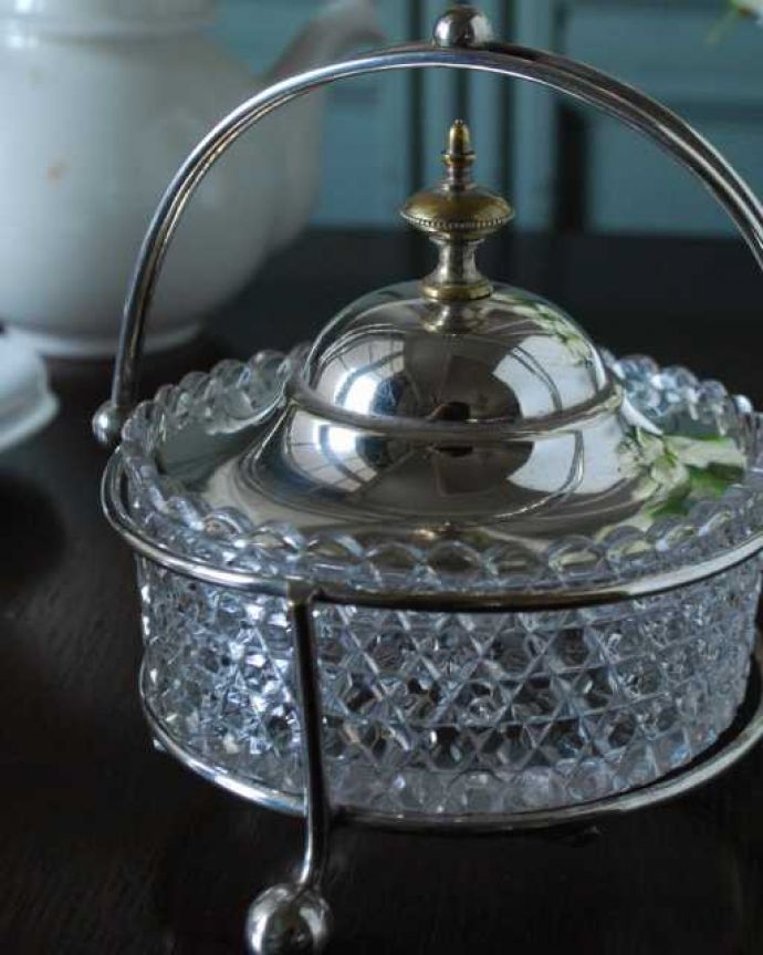 アンティーク シルバー製　アンティーク雑貨　シルバープレート×アンティークプレスドグラスの豪華なアンティークの器。キラッと輝くガラスの器シルバープレートのフタと取っ手が付いた美しいガラスの器。(k-3997-z)