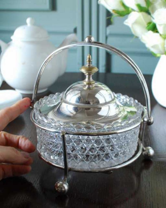 アンティーク シルバー製　アンティーク雑貨　シルバープレート×アンティークプレスドグラスの豪華なアンティークの器。ふたを開ける度にワクワク･･･中には一体、どんなお菓子が入っているんだろう？昔も今も開ける度にワクワクです。(k-3997-z)