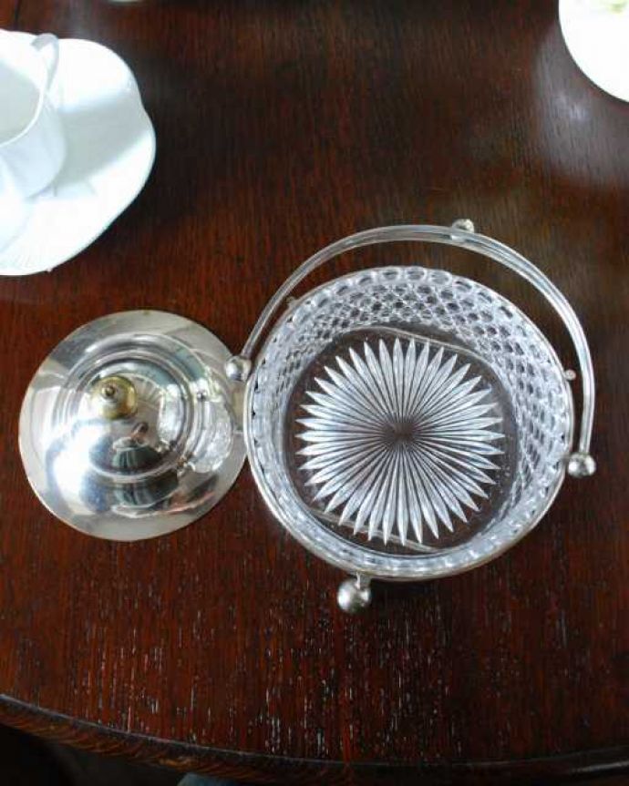 アンティーク シルバー製　アンティーク雑貨　シルバープレート×アンティークプレスドグラスの豪華なアンティークの器。中を見てみると…アンティークなので多少のキズやカケがありますが使用上問題がないものだけをご紹介しています。(k-3997-z)