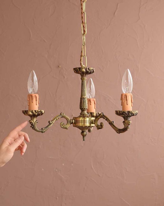 シャンデリア　照明・ライティング　大人っぽい雰囲気の、アンティークの真鍮製シャンデリア・3灯タイプ（E17シャンデリア球付）。。(k-3999-z)