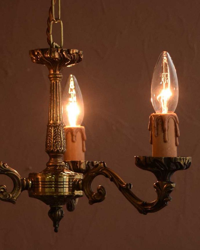シャンデリア　照明・ライティング　大人っぽい雰囲気の、アンティークの真鍮製シャンデリア・3灯タイプ（E17シャンデリア球付）。。(k-3999-z)