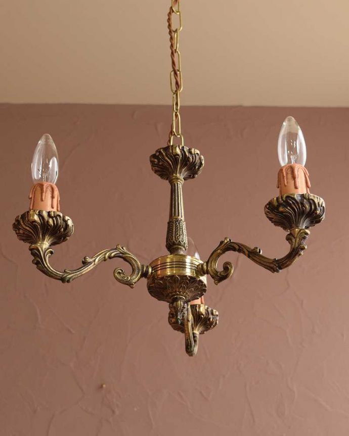 シャンデリア　照明・ライティング　大人っぽい雰囲気の、アンティークの真鍮製シャンデリア・3灯タイプ（E17シャンデリア球付）。。(k-3999-z)