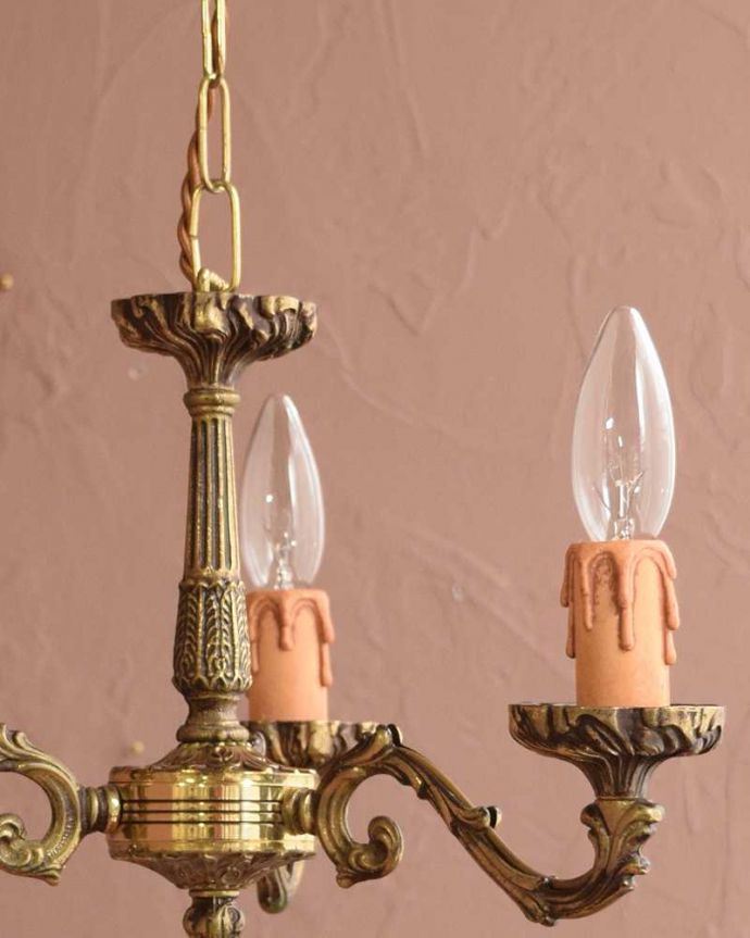 シャンデリア　照明・ライティング　大人っぽい雰囲気の、アンティークの真鍮製シャンデリア・3灯タイプ（E17シャンデリア球付）。。(k-3999-z)