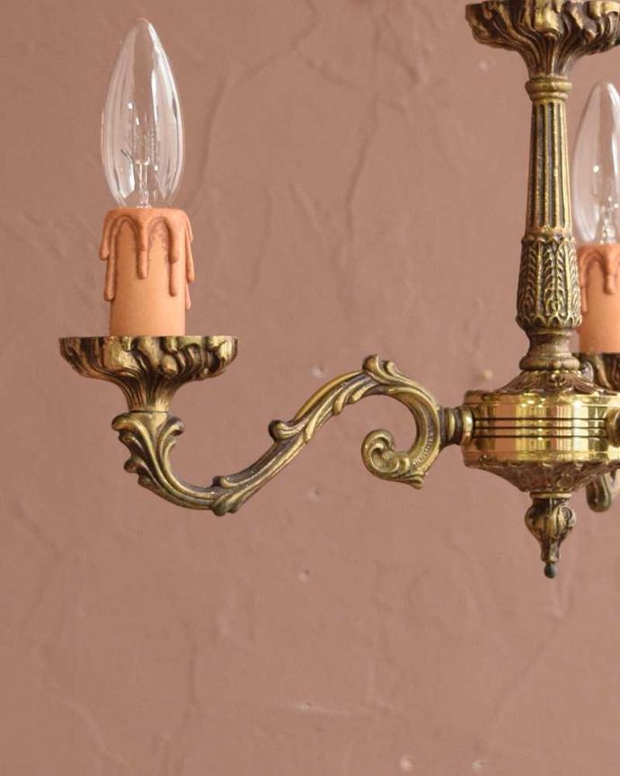 シャンデリア　照明・ライティング　大人っぽい雰囲気の、アンティークの真鍮製シャンデリア・3灯タイプ（E17シャンデリア球付）。。(k-3999-z)