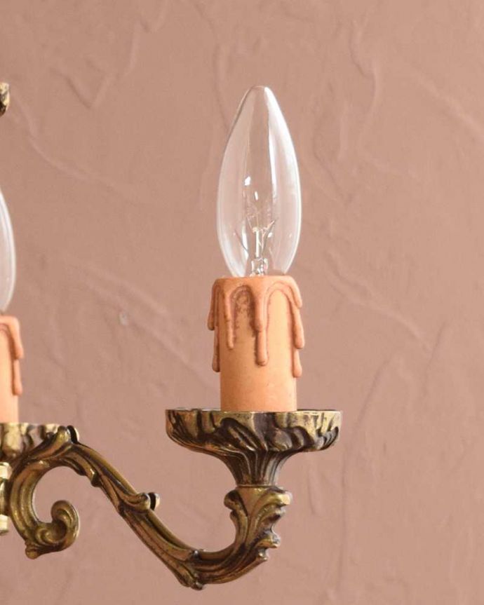 シャンデリア　照明・ライティング　大人っぽい雰囲気の、アンティークの真鍮製シャンデリア・3灯タイプ（E17シャンデリア球付）。。(k-3999-z)