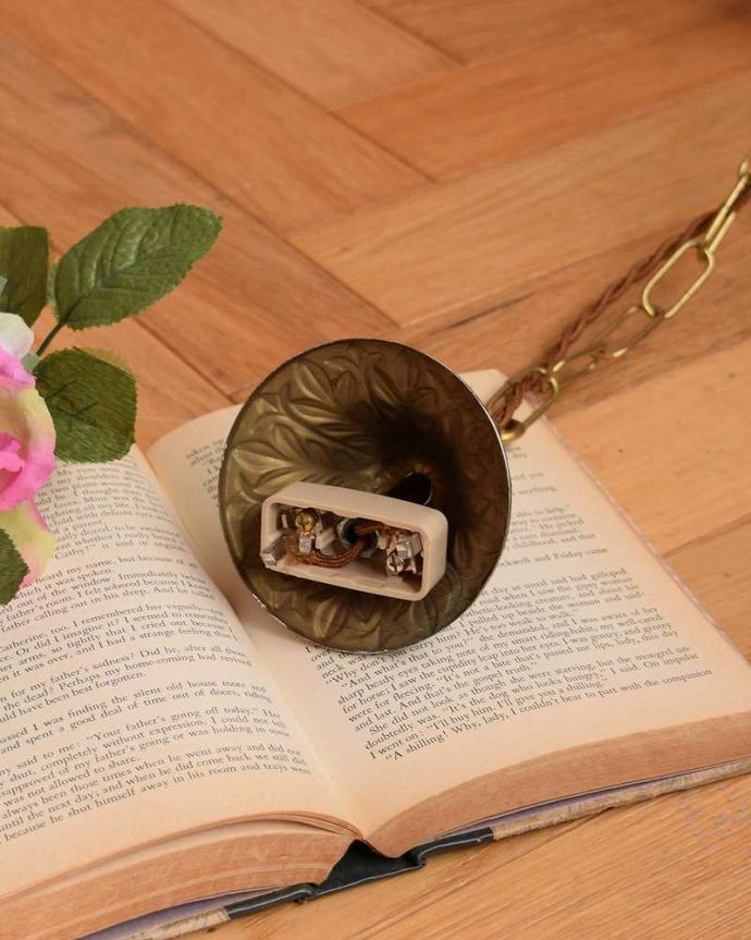 シャンデリア 照明・ライティング 大人っぽい雰囲気の、アンティークの真鍮製シャンデリア・3灯タイプ(E17シャンデリア球付)。引っ掛けタイプです自分でも取り付け出来る引っ掛けシーリング仕様で加工してあります。(k-3999-z)