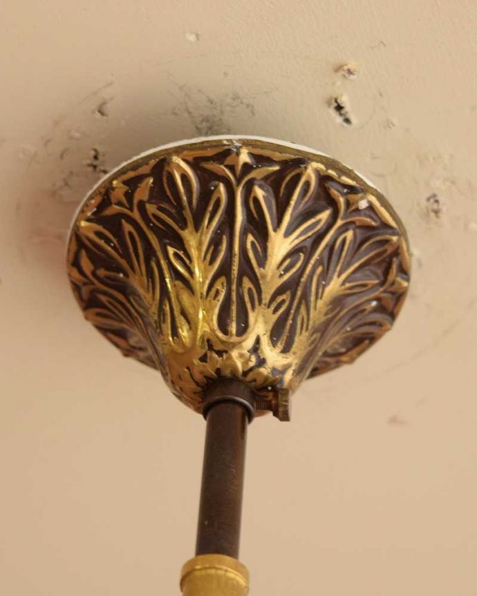 シャンデリア 照明・ライティング 大人っぽい雰囲気の、アンティークの真鍮製シャンデリア・3灯タイプ(E17シャンデリア球付)。カバーも付いています。(k-3999-z)