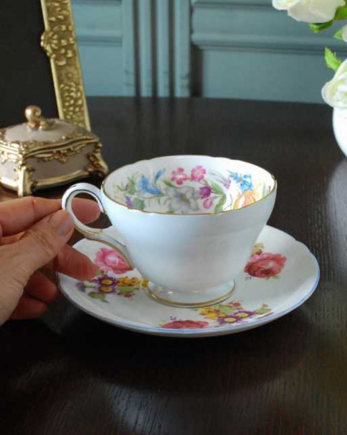 シェ―リー窯　アンティーク雑貨　可憐なお花が描かれたシェリー窯のアンティークカップ＆ソーサー。お茶の時間をもっと優雅に･･･眺めているだけじゃもったいないので、実用的に使って下さい。(k-4012-z)