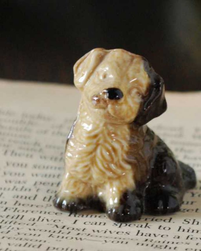 アンティーク 陶磁器の雑貨　アンティーク雑貨　イギリスのビンテージ陶器のフィギアWADE社のWhimsiesシリーズのフィギア（イヌ）。英国WADEの陶器フィギュリン1954年に発表された「Whimsies（気まぐれ）」シリーズは、世界中にコレクターがいる陶器の動物フィギュリンです。(k-4017-z)
