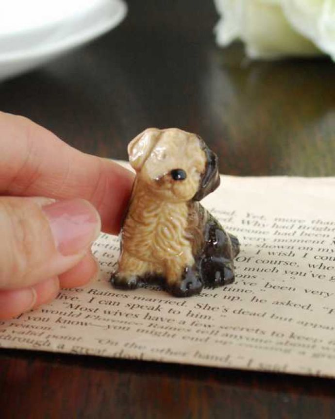 アンティーク 陶磁器の雑貨　アンティーク雑貨　イギリスのビンテージ陶器のフィギアWADE社のWhimsiesシリーズのフィギア（イヌ）。大きさはこれくらいですコレクションしたくなるくらい小さなサイズが可愛いんです。(k-4017-z)