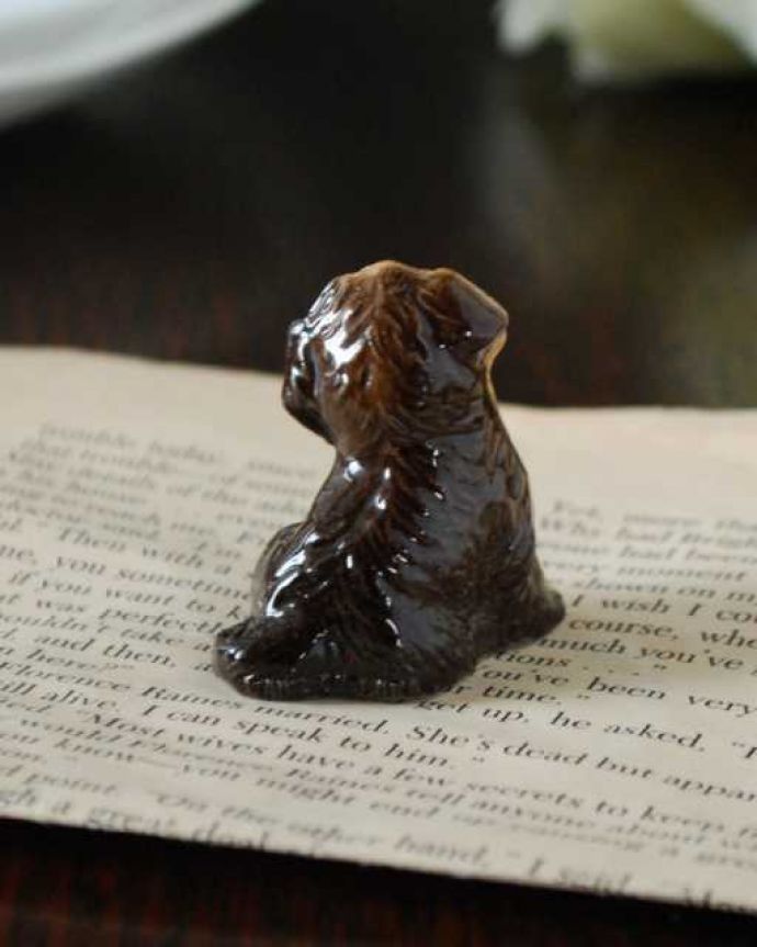 アンティーク 陶磁器の雑貨　アンティーク雑貨　イギリスのビンテージ陶器のフィギアWADE社のWhimsiesシリーズのフィギア（イヌ）。後姿も可愛いアンティークなので多少のキズ・汚れがある場合がありますが、使用上問題はありませんので、ご了承下さい。(k-4017-z)