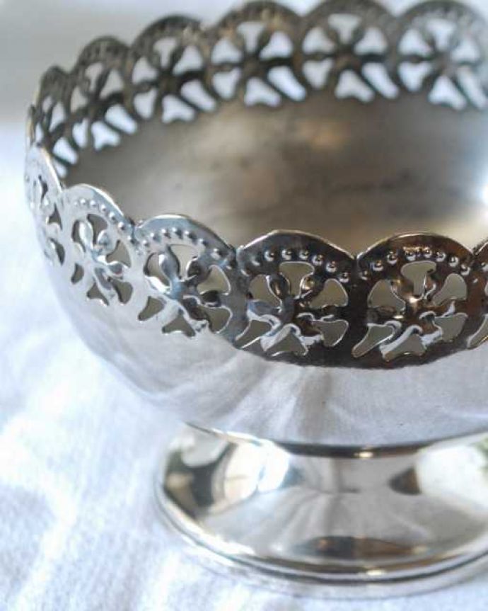 アンティーク シルバー製 アンティーク雑貨 英国輸入のアンティーク銀雑貨、透かし彫りが美しいシルバーボウル(小物入れ)。テーブルがパッと華やかに貴重だったシルバーで作られたテーブルウェア。(k-4029-z)