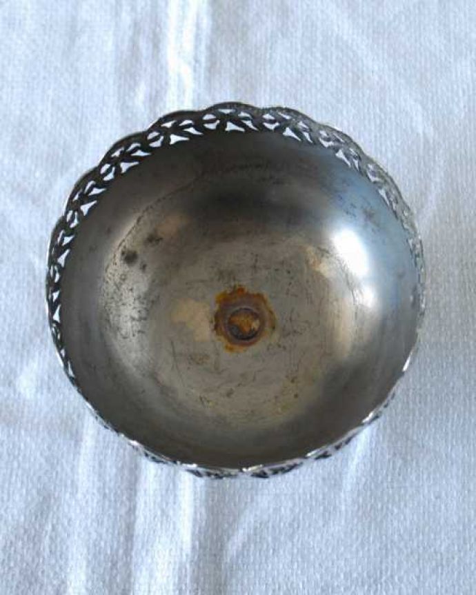 アンティーク シルバー製 アンティーク雑貨 英国輸入のアンティーク銀雑貨、透かし彫りが美しいシルバーボウル(小物入れ)。上から見るとこんな感じですアンティークなので多少のキズ・汚れがある場合がありますが、使用上問題はありませんので、ご了承下さい。(k-4029-z)