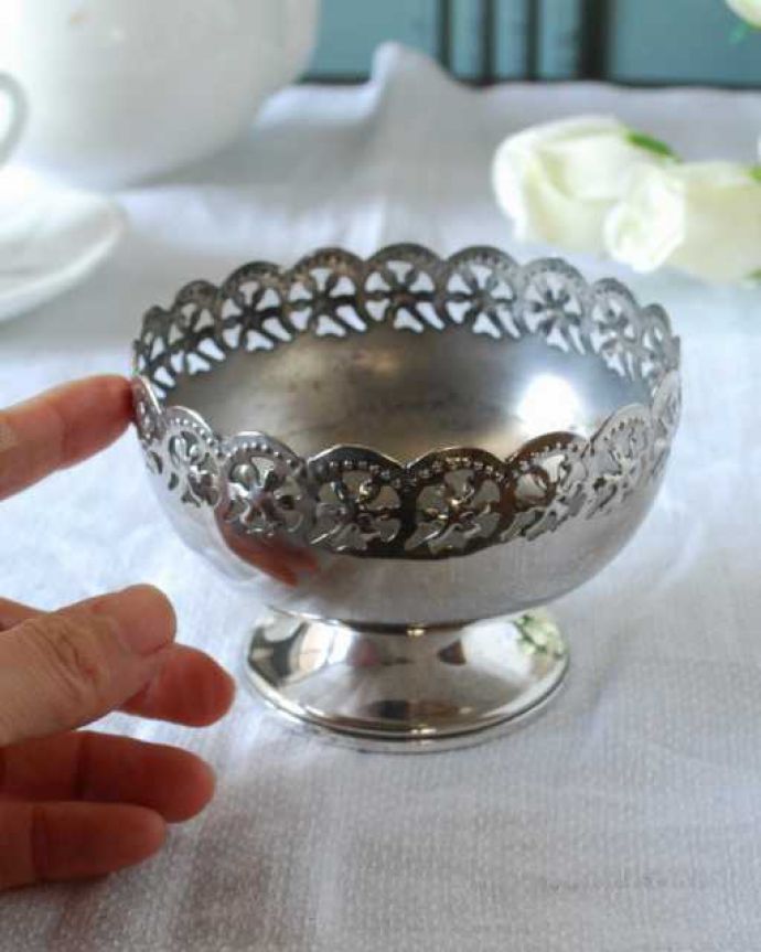 アンティーク シルバー製 アンティーク雑貨 英国輸入のアンティーク銀雑貨、透かし彫りが美しいシルバーボウル(小物入れ)。小さなサイズが可愛い何個でも集めたくなっちゃう手のひらサイズ。(k-4029-z)