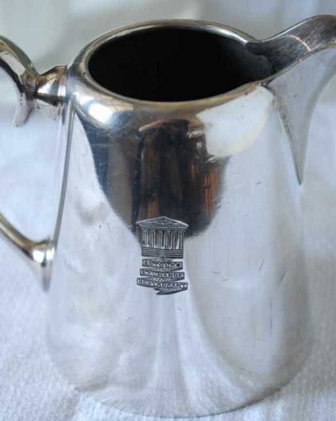 アンティーク シルバー製　アンティーク雑貨　英国のシルバー雑貨、アンティークシルバープレートのミルクピッチャー。お茶の時間に欠かせないミルクピッチャーミルクティーが大好きな英国人が作ったシルバーのミルクピッチャーは、たっぷりミルクが注げるようにサイズが大きめです。(k-4030-z)