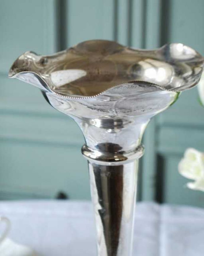 アンティーク シルバー製　アンティーク雑貨　ひらひらとしたお花のシルエットが優雅なアンティークシルバープレートのフラワーベース。お花を入れずに眺めているだけで幸せな時間そのまま置いておくだけでもオシャレなインテリアとして楽しめます。(k-4033-z)