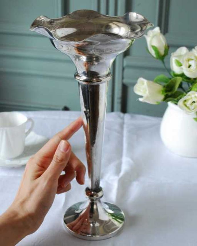 アンティーク シルバー製　アンティーク雑貨　ひらひらとしたお花のシルエットが優雅なアンティークシルバープレートのフラワーベース。優しく輝くアンティークのシルバープレート花器が美しいのでお花を挿すだけでパッと華やかになります。(k-4033-z)