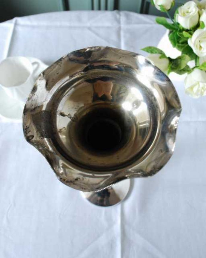 アンティーク シルバー製　アンティーク雑貨　ひらひらとしたお花のシルエットが優雅なアンティークシルバープレートのフラワーベース。上から見るとこんな感じですアンティークなので多少のキズ・汚れがある場合がありますが、使用上問題はありませんので、ご了承下さい。(k-4033-z)