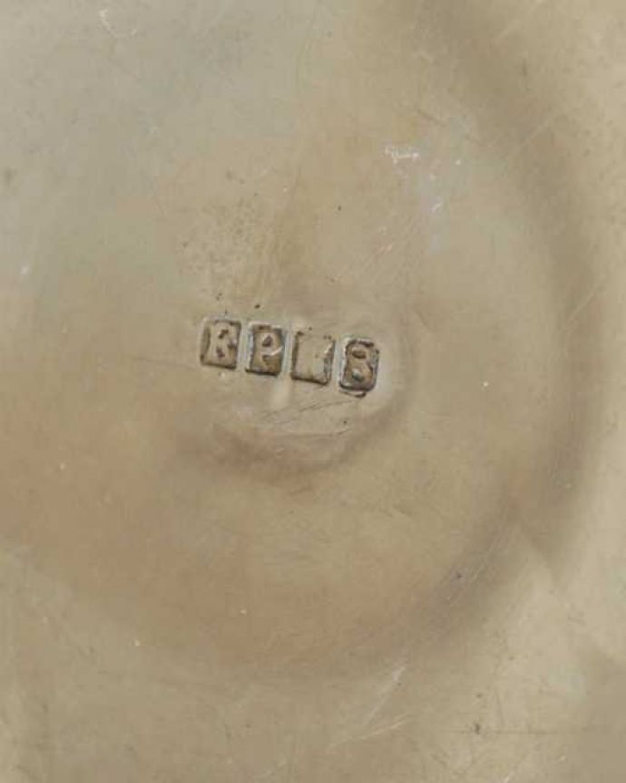 アンティーク シルバー製　アンティーク雑貨　ひらひらとしたお花のシルエットが優雅なアンティークシルバープレートのフラワーベース。裏側には品質の証刻印が入っています。(k-4033-z)