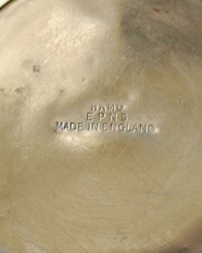 アンティーク シルバー製　アンティーク雑貨　高級感のある大人の英国銀雑貨、アンティークシルバーのフラワーベース。裏側には品質の証刻印が入っています。(k-4036-z)