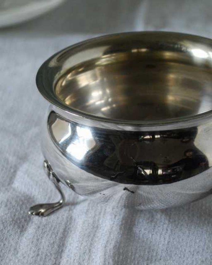 アンティーク シルバー製　アンティーク雑貨　可愛い脚が付いたアンティーク雑貨、シルバープレートのフィンガーボウル。テーブルがパッと華やかに貴重だったシルバーで作られたテーブルウェア。(k-4038-z)