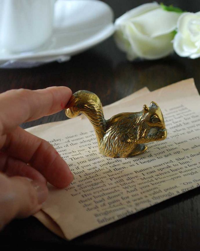 アンティーク 真鍮の雑貨　アンティーク雑貨　英国のアンティーク雑貨、真鍮製オブジェ（リス）。大きさはこれくらいですコレクションしたくなるくらい、いろんなサイズのものがあります。(k-4050-z)