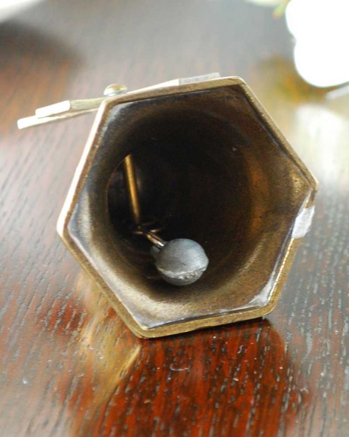 アンティーク 真鍮の雑貨　アンティーク雑貨　英国のアンティーク雑貨、真鍮製の風車のベル。キレイな音を奏でてくれますアンティークなので多少のキズやカケがある場合はありますが、きちんと鳴ります。(k-4053-z)