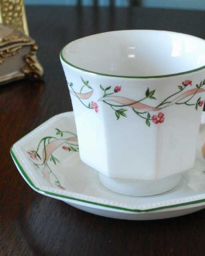 アンティーク 陶磁器の雑貨 アンティーク雑貨 ジョンソンブラザーズ(Johson Brothers)のアンティークカップ&ソーサー。飾って使って楽しむ小さなアンティークアンティークでしか手に入れることが出来ない美しい模様のカップ&ソーサー。(k-4072-z)