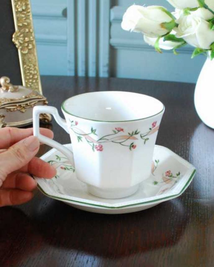アンティーク 陶磁器の雑貨 アンティーク雑貨 ジョンソンブラザーズ(Johson Brothers)のアンティークカップ&ソーサー。お茶の時間をもっと優雅に・・・眺めているだけじゃもったいないので、実用的に使って下さい。(k-4072-z)