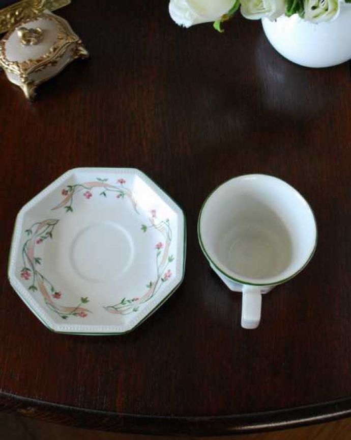 アンティーク 陶磁器の雑貨 アンティーク雑貨 ジョンソンブラザーズ(Johson Brothers)のアンティークカップ&ソーサー。上から見るとこんな感じです状態のいいものだけを選んでいますが、アンティークなのでキズや欠けがある場合があります。(k-4072-z)