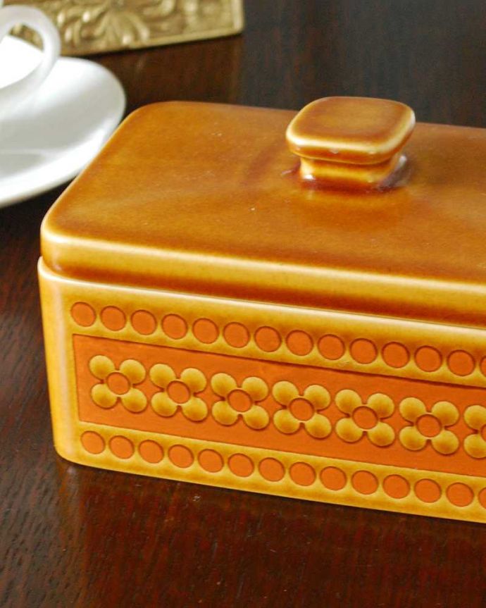 Hornsea（ホーンジー）　アンティーク雑貨　ホーンジーのアンティークのバターケース、HORNSEA「サフラン」シリーズ。ディスプレイにもぴったり見た目も華やかなアンティークのバターディッシュです。(k-4075-z)