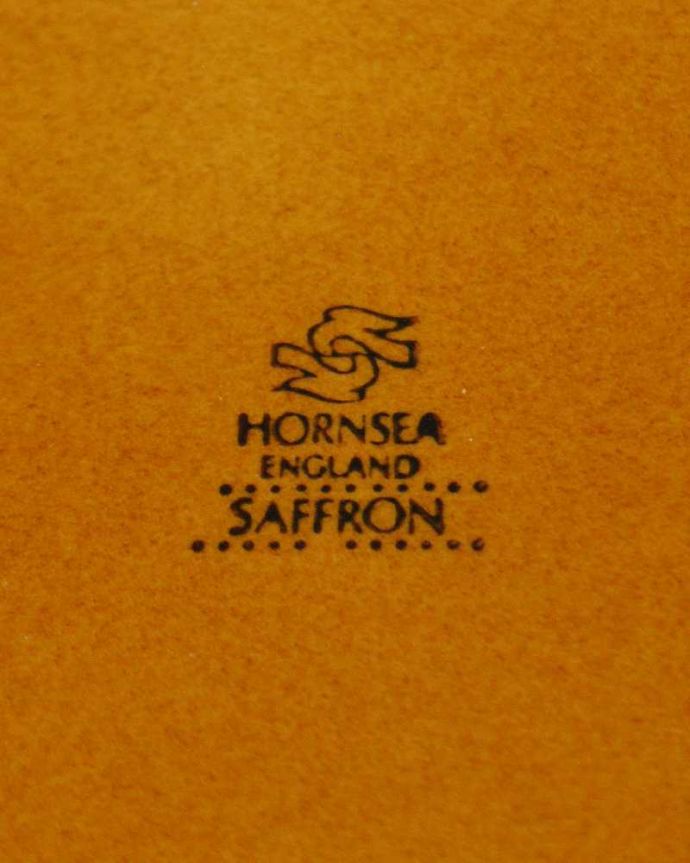 Hornsea（ホーンジー）　アンティーク雑貨　ホーンジーのアンティークのバターケース、HORNSEA「サフラン」シリーズ。裏側には品質の証製造メーカー保証の意味がこもった窯印、ポーセリンマークがあります。(k-4075-z)