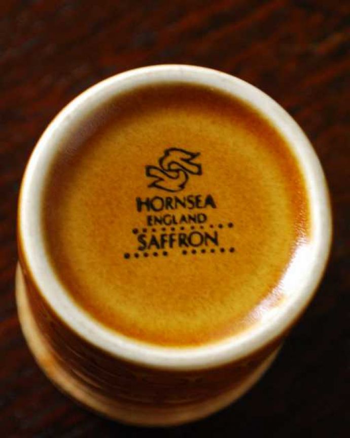 Hornsea(ホーンジー) アンティーク雑貨 英国ビンテージ雑貨、ホーンジー社の「サフラン」のスパイスポット(ペッパー)。裏側には品質の証製造メーカー保証の意味がこもった窯印、ポーセリンマークがあります。(k-4077-z)