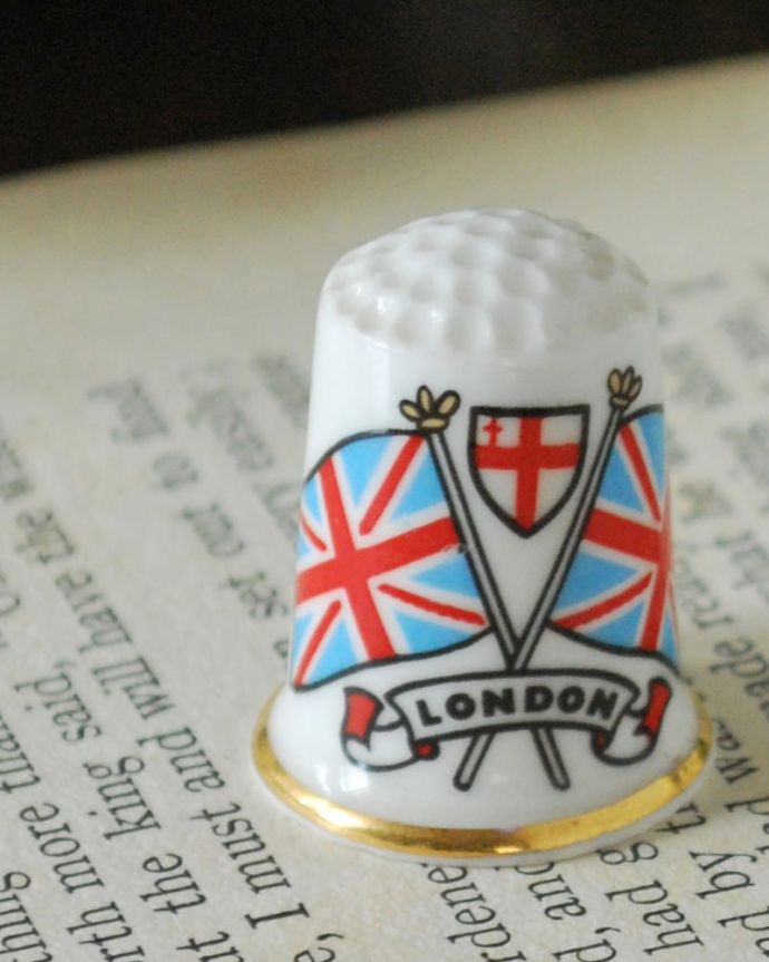 アンティーク 陶磁器の雑貨 アンティーク雑貨 イギリスの国旗がデザインされたアンティークシンブル。幸運を呼ぶ女性のためのコレクションアイテムシンブルとは、上流階級の女性がたしなみとして行ったお裁縫の時に使った指ぬきのこと。(k-4084-z)