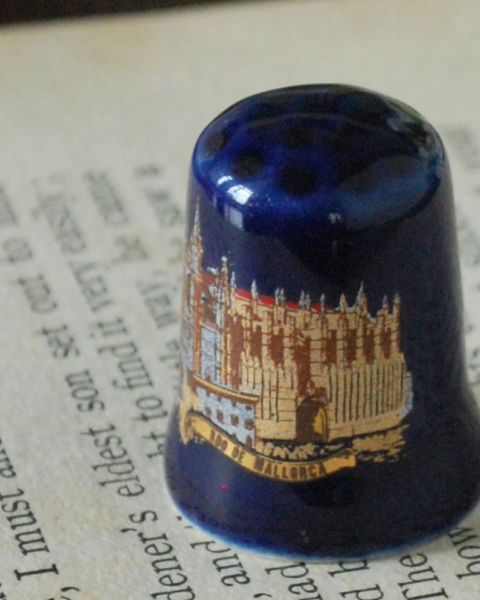 アンティーク 陶磁器の雑貨　アンティーク雑貨　イギリスで見つけたアンティークシンブルRDO DE MALLORCA(マヨルカ)。幸運を呼ぶ女性のためのコレクションアイテムシンブルとは、上流階級の女性がたしなみとして行ったお裁縫の時に使った指ぬきのこと。(k-4086-z)