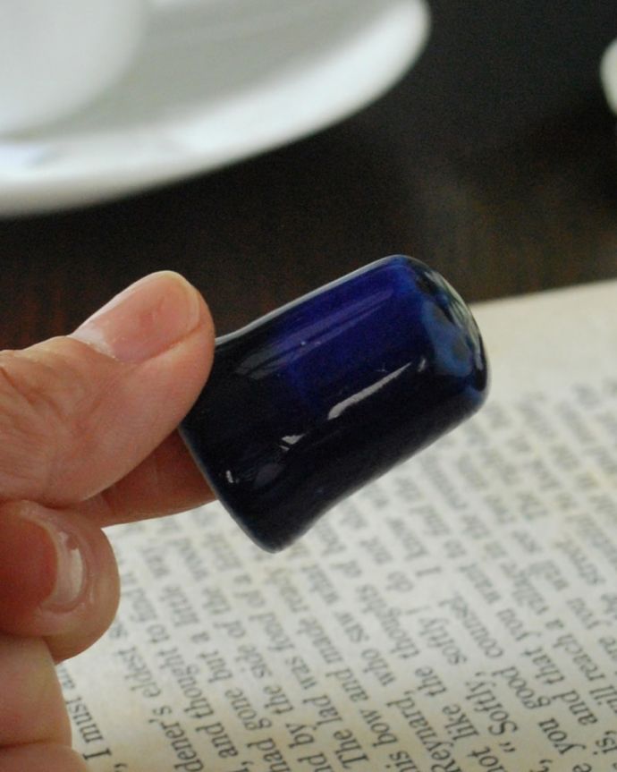 アンティーク 陶磁器の雑貨　アンティーク雑貨　イギリスで見つけたアンティークシンブルRDO DE MALLORCA(マヨルカ)。コレクションしたくなる可愛らしさ指の帽子（finger hat)とも呼ばれるコロンとした形。(k-4086-z)