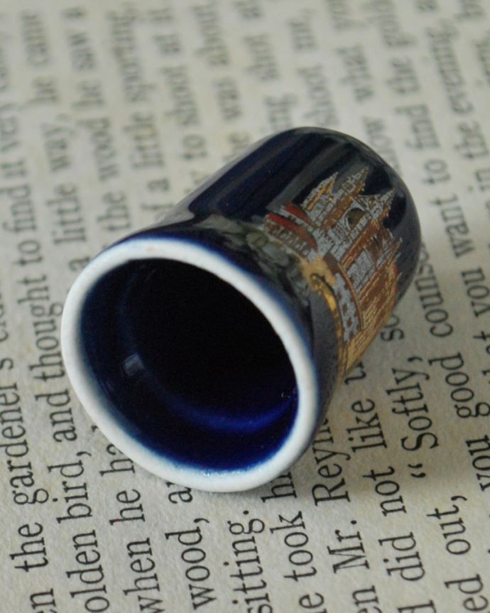 アンティーク 陶磁器の雑貨　アンティーク雑貨　イギリスで見つけたアンティークシンブルRDO DE MALLORCA(マヨルカ)。キレイなものだけを買い付けていますアンティークは新品ではなので多少のキズ・汚れがある場合がありますが、キレイなもを買い付けてきました。(k-4086-z)