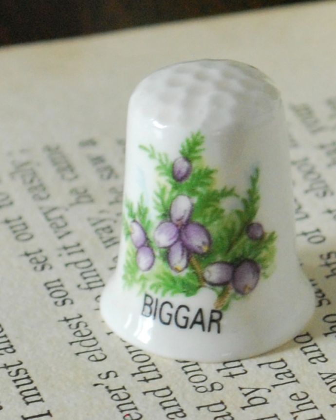 アンティーク 陶磁器の雑貨　アンティーク雑貨　紫の実のなったアンティークシンブル、イギリス輸入の雑貨。幸運を呼ぶ女性のためのコレクションアイテムシンブルとは、上流階級の女性がたしなみとして行ったお裁縫の時に使った指ぬきのこと。(k-4088-z)