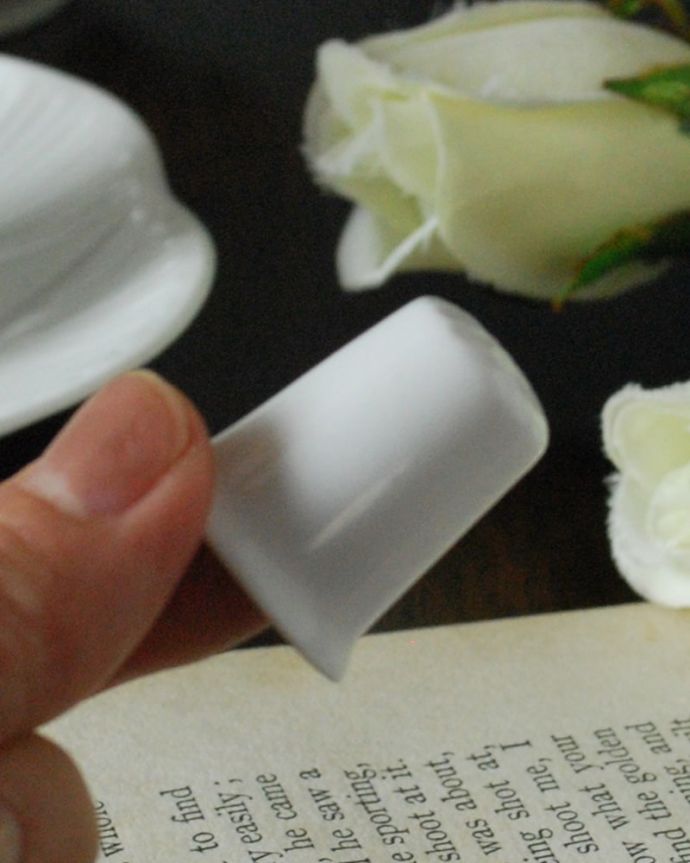 アンティーク 陶磁器の雑貨　アンティーク雑貨　紫の実のなったアンティークシンブル、イギリス輸入の雑貨。コレクションしたくなる可愛らしさ指の帽子（finger hat)とも呼ばれるコロンとした形。(k-4088-z)