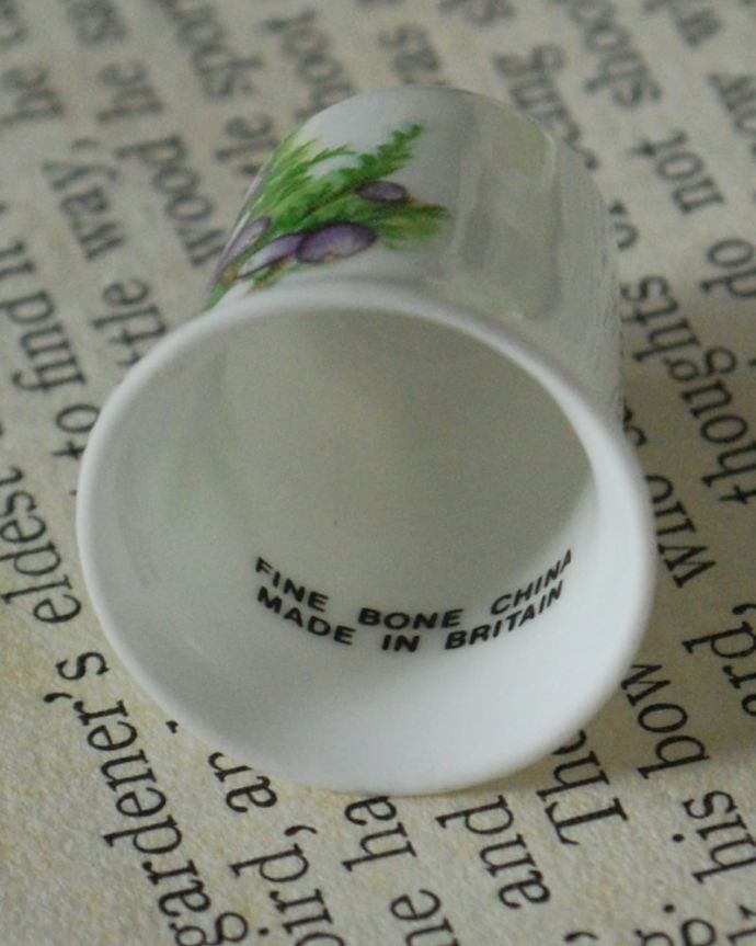 アンティーク 陶磁器の雑貨　アンティーク雑貨　紫の実のなったアンティークシンブル、イギリス輸入の雑貨。キレイなものだけを買い付けていますアンティークは新品ではなので多少のキズ・汚れがある場合がありますが、キレイなもを買い付けてきました。(k-4088-z)