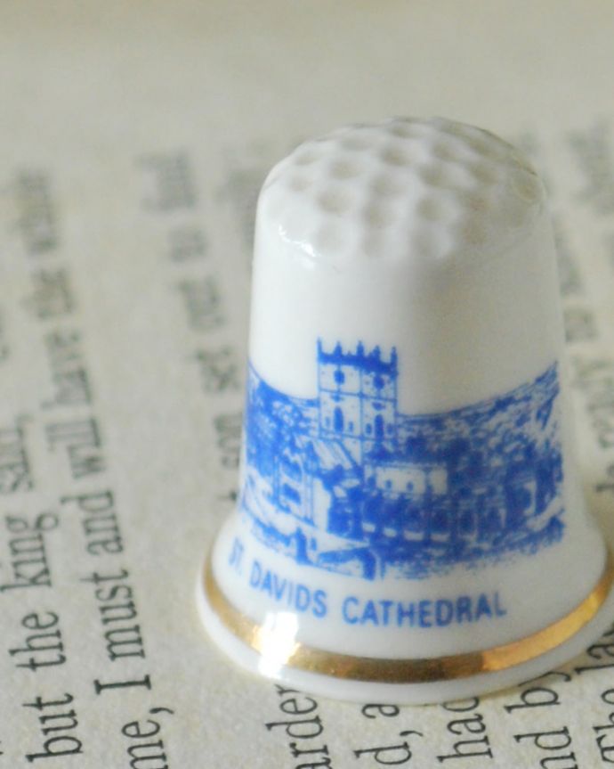 アンティーク 陶磁器の雑貨 アンティーク雑貨 イギリスのウェールズにある教会を描いたアンティークシンブル。幸運を呼ぶ女性のためのコレクションアイテムシンブルとは、上流階級の女性がたしなみとして行ったお裁縫の時に使った指ぬきのこと。(k-4090-z)