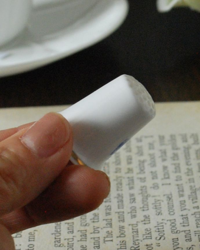 アンティーク 陶磁器の雑貨 アンティーク雑貨 イギリスのウェールズにある教会を描いたアンティークシンブル。コレクションしたくなる可愛らしさ指の帽子(finger hat)とも呼ばれるコロンとした形。(k-4090-z)