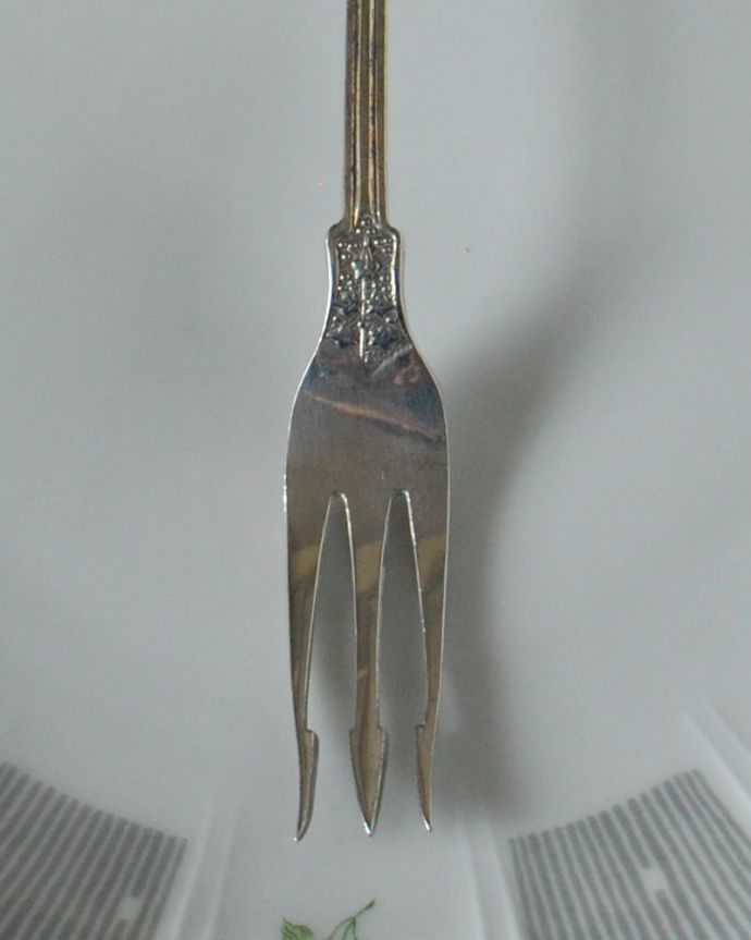 アンティーク シルバー製　アンティーク雑貨　英国のアンティークシルバー雑貨、めずらしいピクルスフォーク。英国らしいシルバーのカトラリーピクルスが好きな英国の人らしいピクルスフォーク。(k-4095-z)