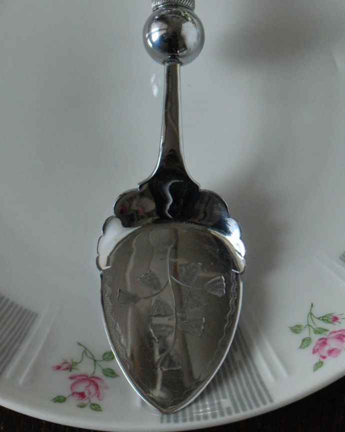 アンティーク シルバー製　アンティーク雑貨　マザーオブパールのハンドルが美しい、アンティークシルバープレートのジャムスプーン。実際に使えるシルバーのカトラリー優雅な彫金模様を見ているだけで満足してしまうアンティーク英国シルバープレートのカトラりー。(k-4097-z)