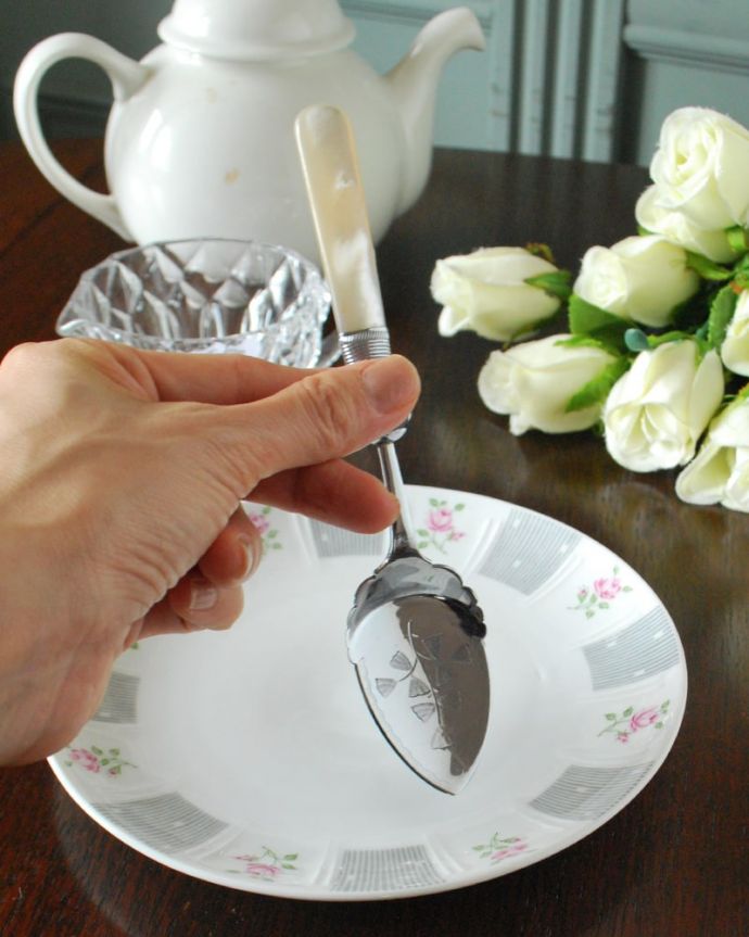 アンティーク シルバー製　アンティーク雑貨　マザーオブパールのハンドルが美しい、アンティークシルバープレートのジャムスプーン。大きさはコレくらいです。(k-4097-z)